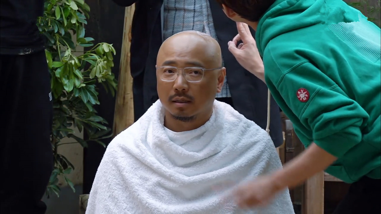 众人把徐峥的头当成蛋糕!又是画画又是合影!光头的新妙用丨向往