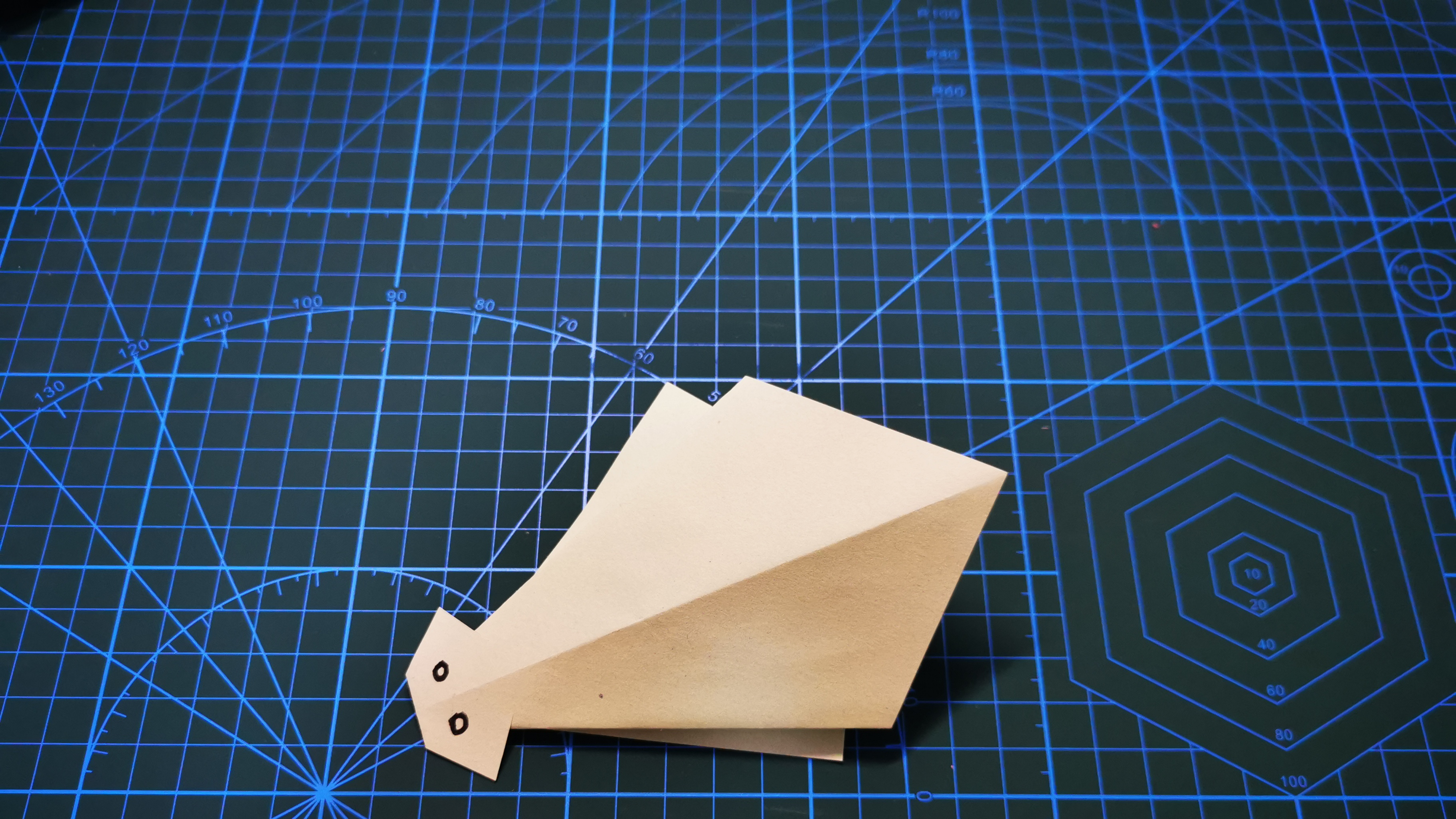 幼儿园5岁中班小朋友可以学会的折纸手工比目鱼,5步就能学会