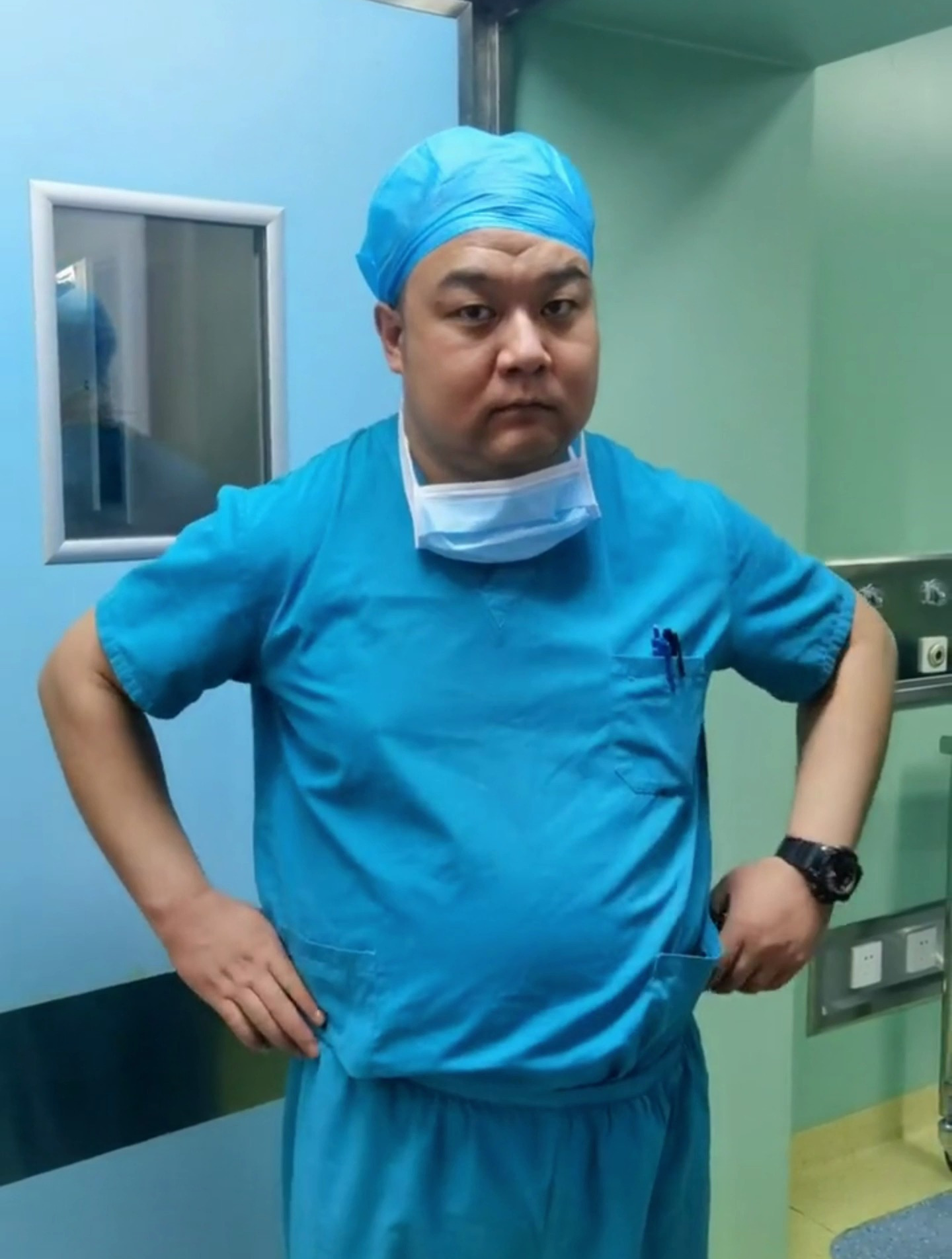 含着不吃?边吃边玩儿?二蛋叔叔来了