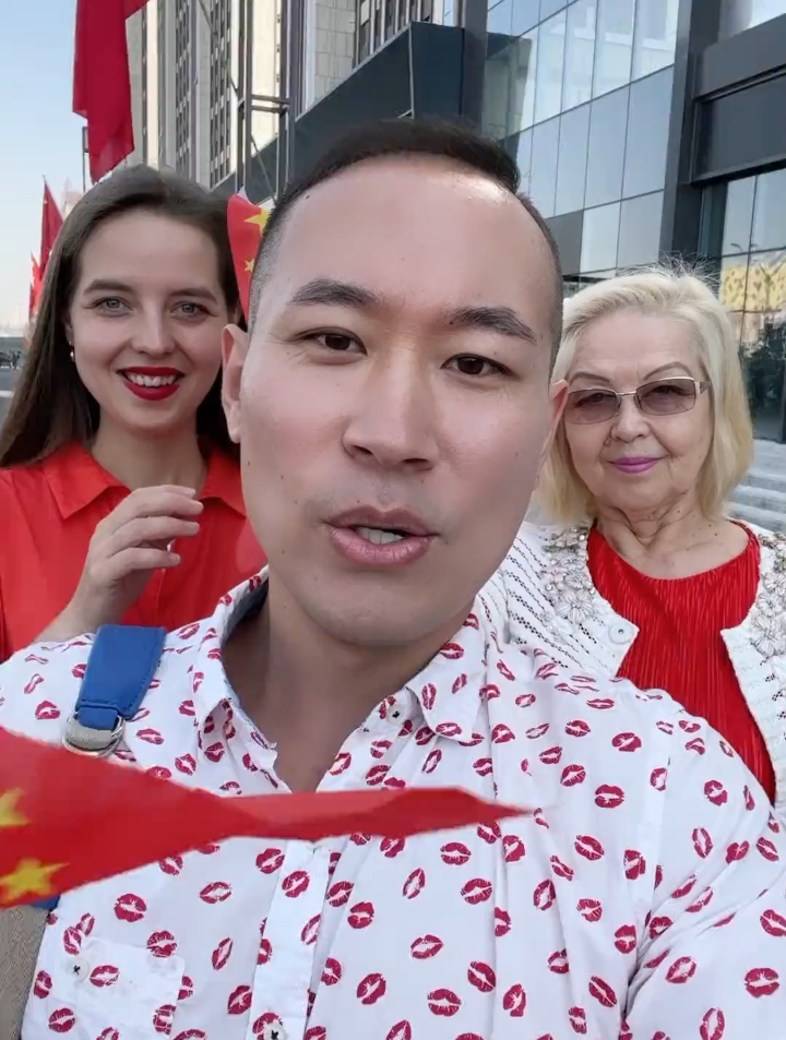 带乌克兰家人感受国庆的气氛