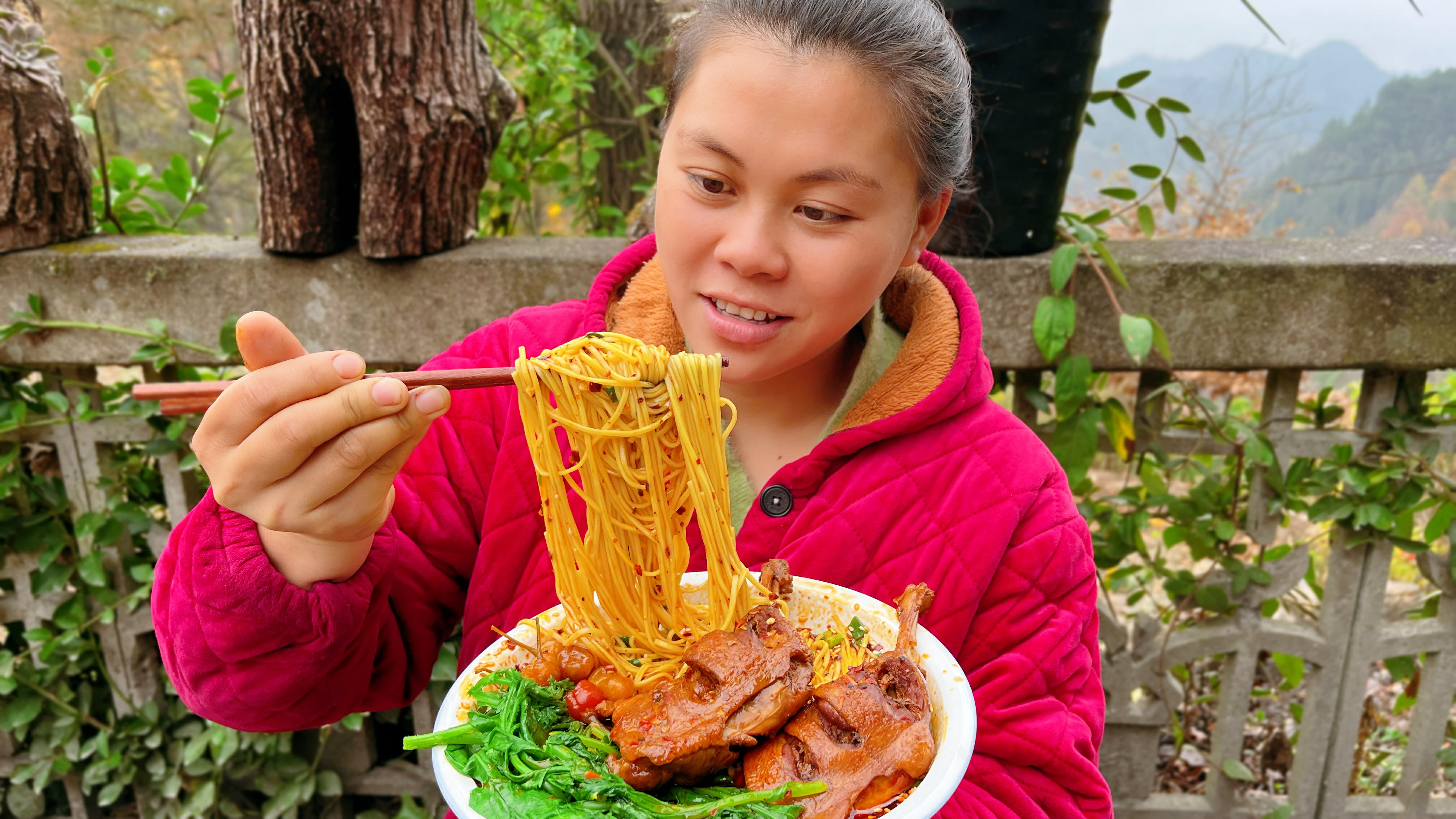 天冷欧妹又感冒,自己煮碗辣面条,配着鸭腿和泡椒一人一碗吃到饱