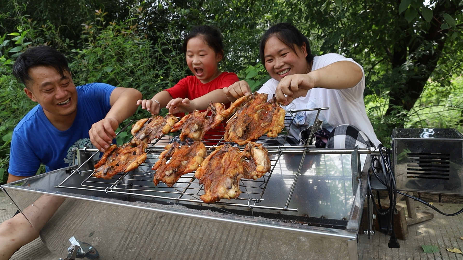 胖妹给自己备份大礼，花800买个啥？烤上鸡骨架，麻辣鲜香吃过瘾
