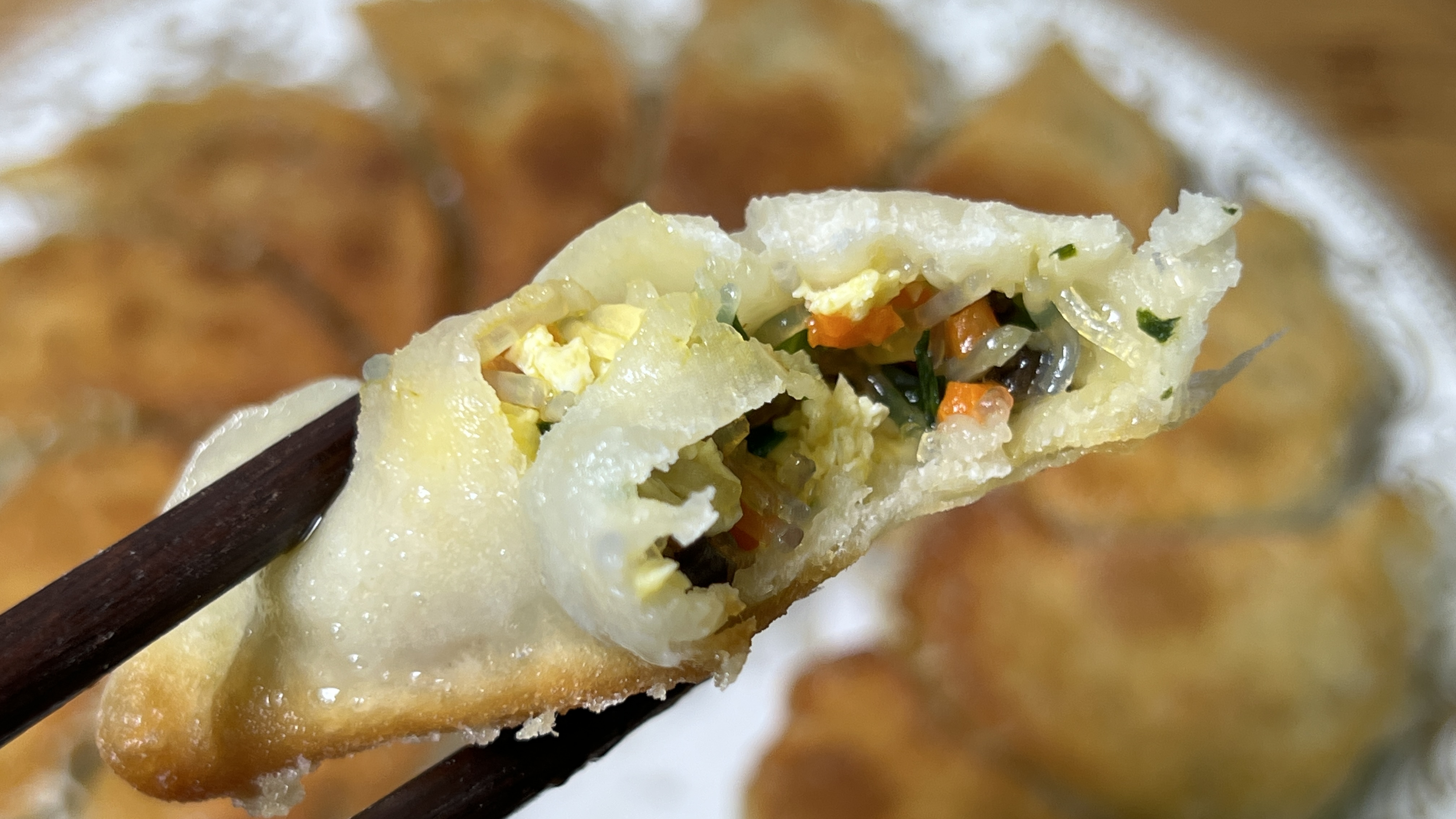 素馅煎饺这样做,底部焦黄,嚼起来很酥脆,馅料看着有食欲,好看