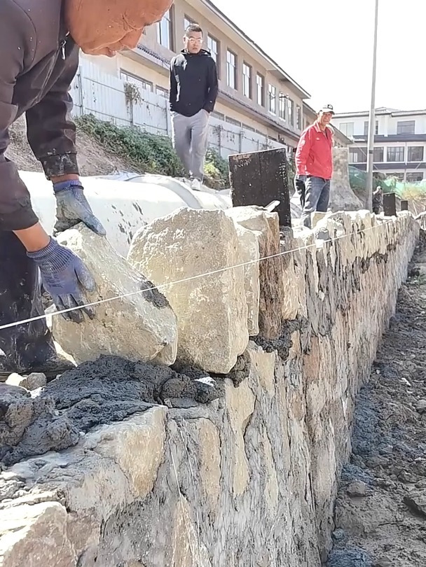 用石头砌筑挡土墙,老师傅们各有所长,这活干的真板正