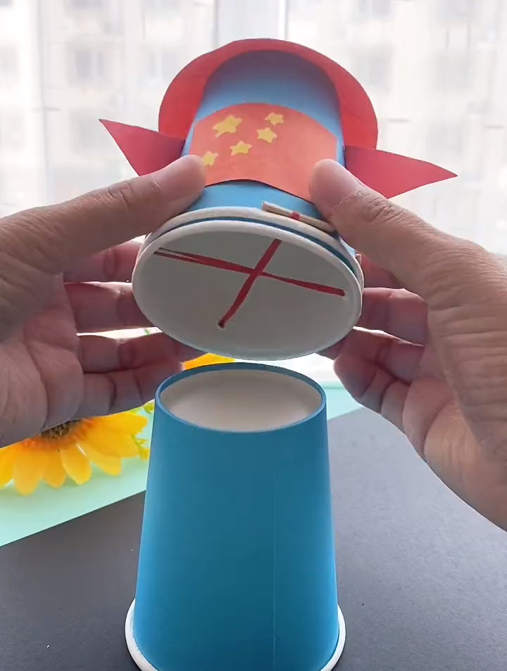 在家带娃用纸杯做个火箭发射器,为中国航天加油-度小视
