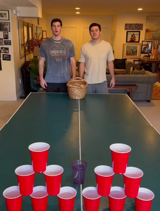 搞笑挑战:把乒乓球精准投入这些水杯中