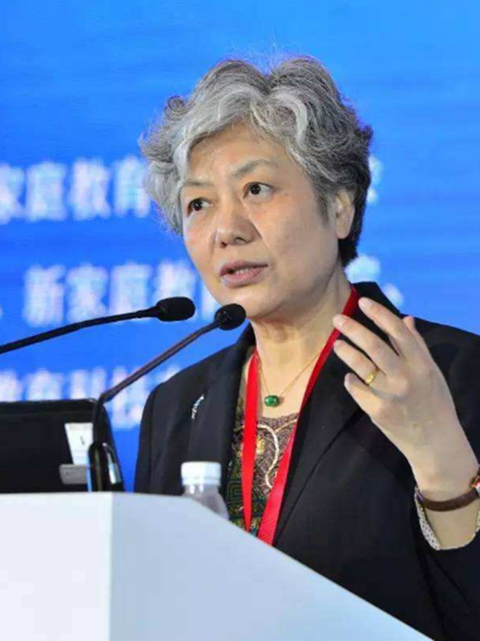 一个人,经常把自己的旧衣服送给别人,李玫瑾:大多会是这种命运