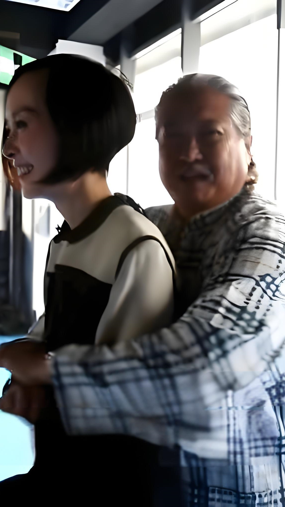 人能没教养到什么程度,难怪央视不要鲁豫