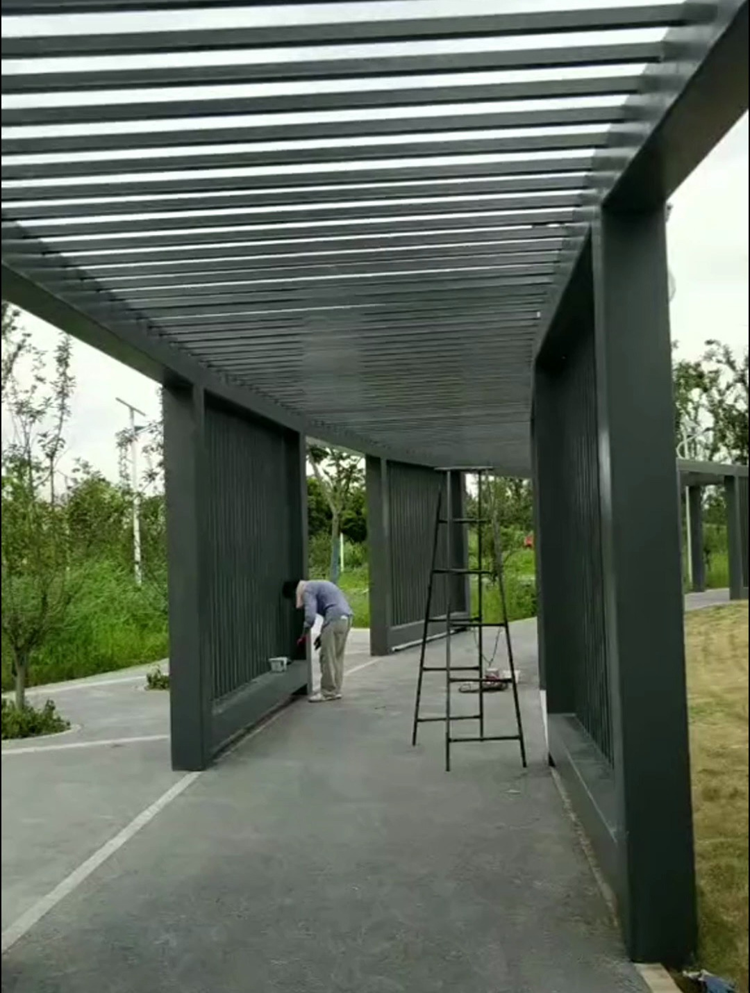 金属钢结构廊架做了木纹漆以后是什么样