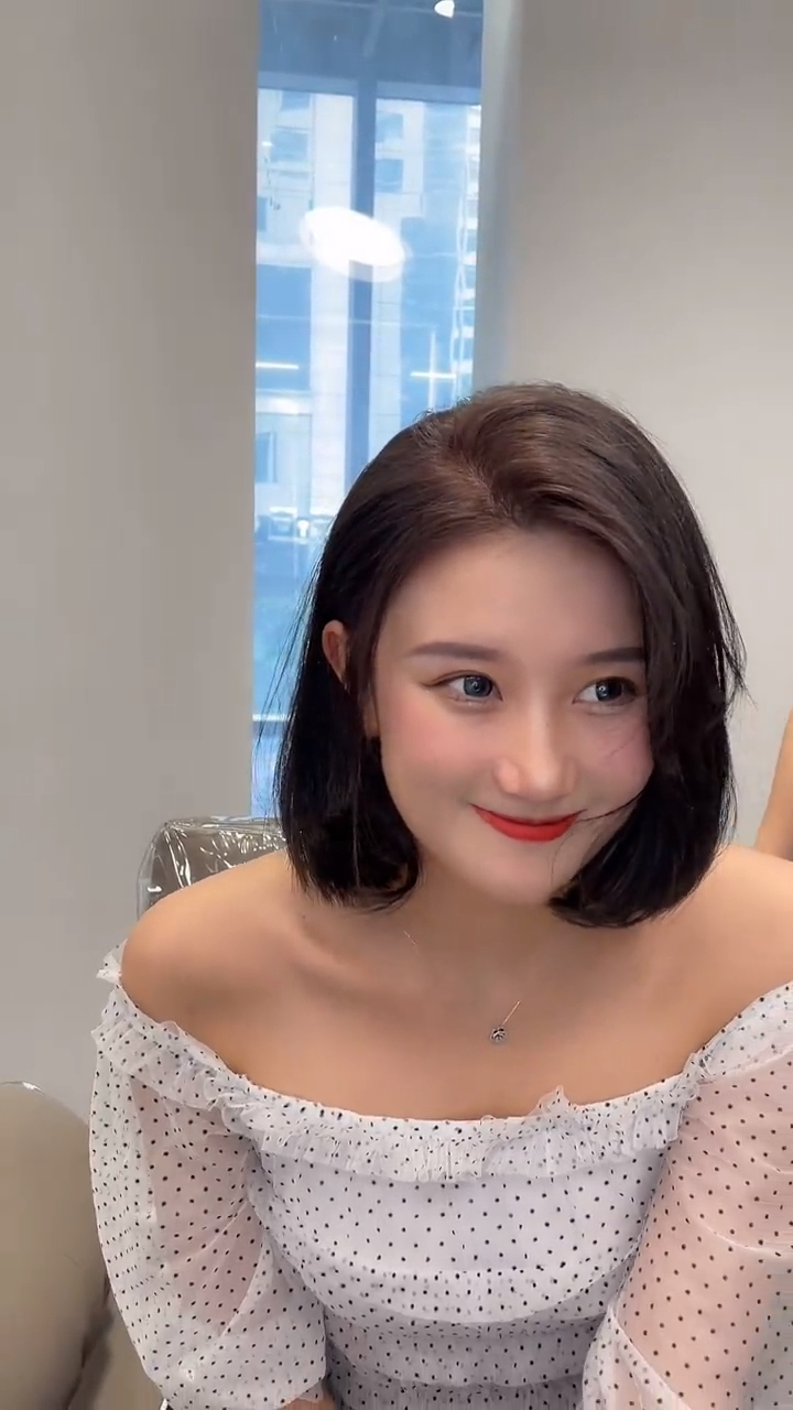 适合圆脸长脸的女生气质减龄短发