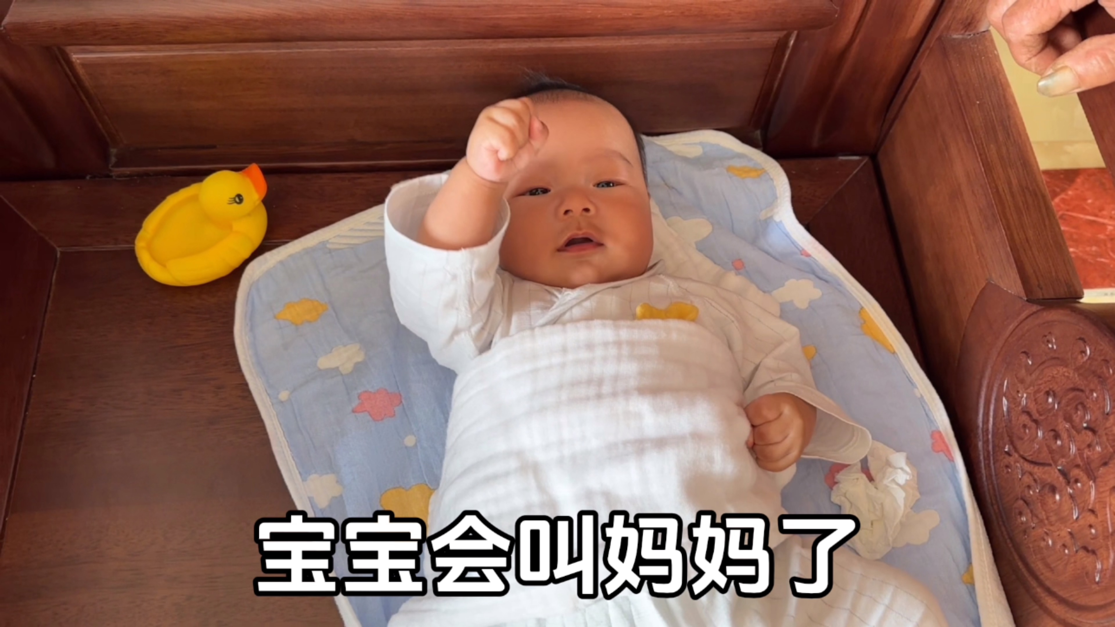 婆婆带孙子有说有笑,奶奶特别开心,宝宝越来越懂事会叫妈了