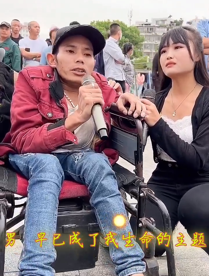 《永远放在你心底》残疾流浪歌手配个美女,唱得真好听!