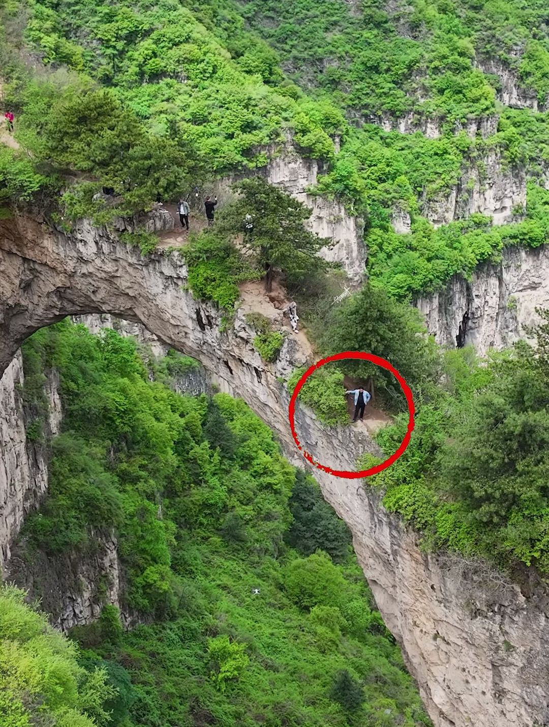 太行山鹅屋天生桥是北方最高,最大的天然石桥,走在上面万分小心