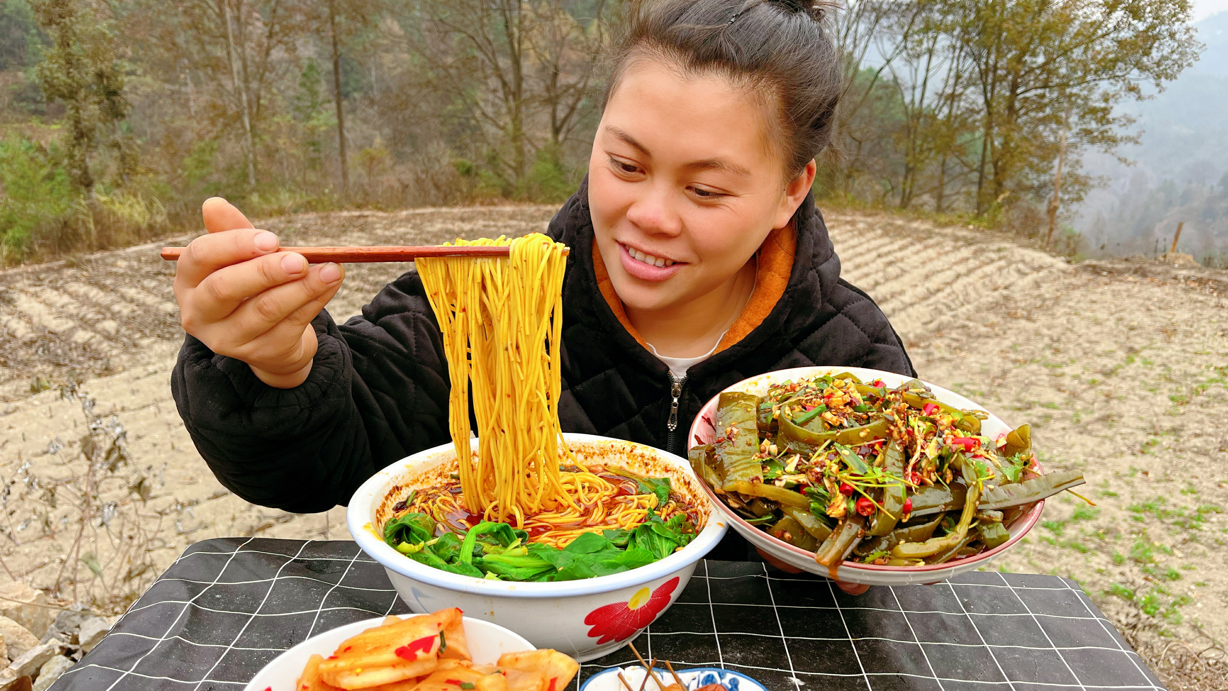 今天做个凉拌裙带菜，再煮一碗面条，配上酸萝卜和泡椒一人吃到饱