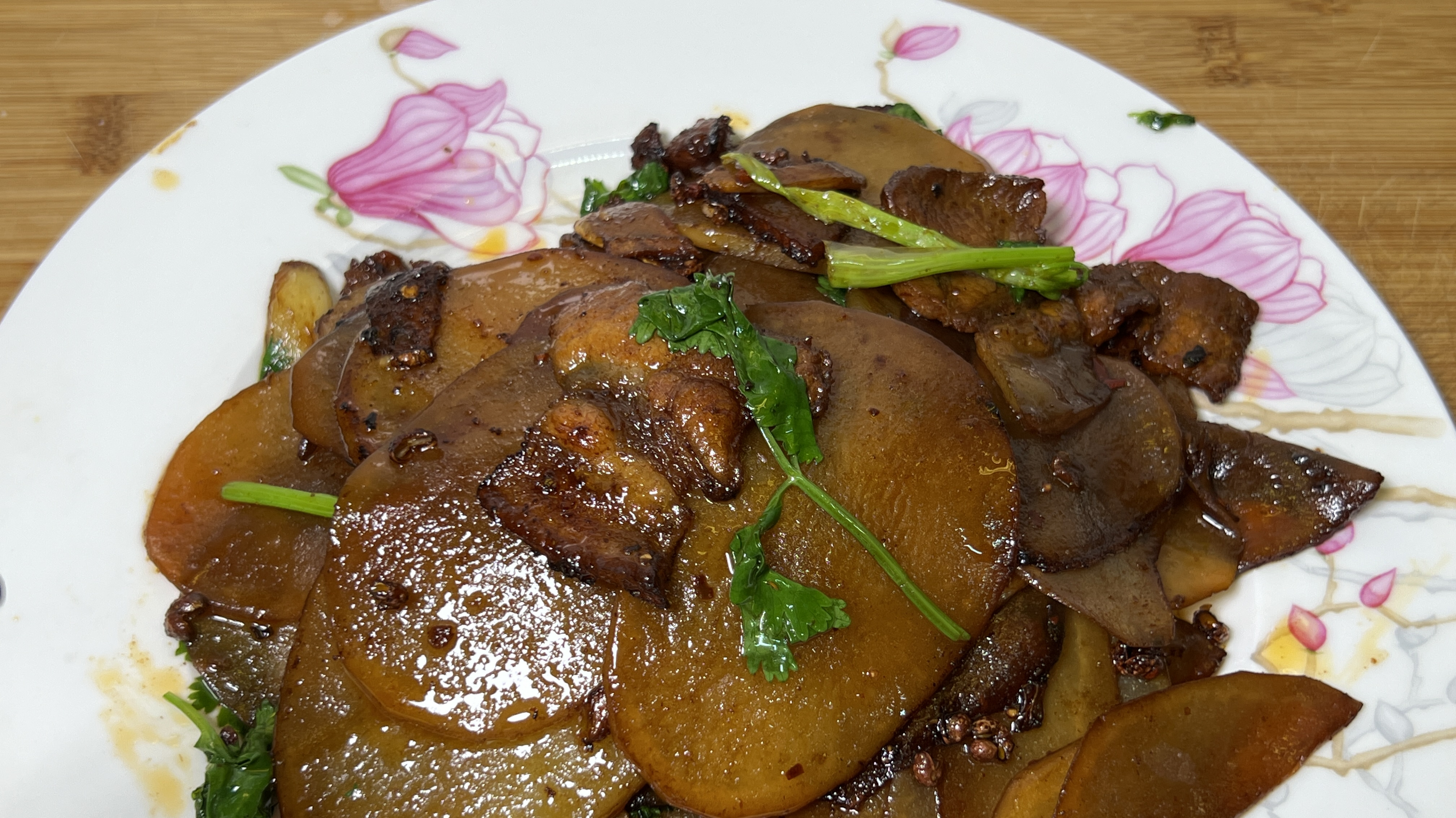 想吃香辣土豆片在家做,土豆片爽口入味,肉片焦香不腻,好吃下饭