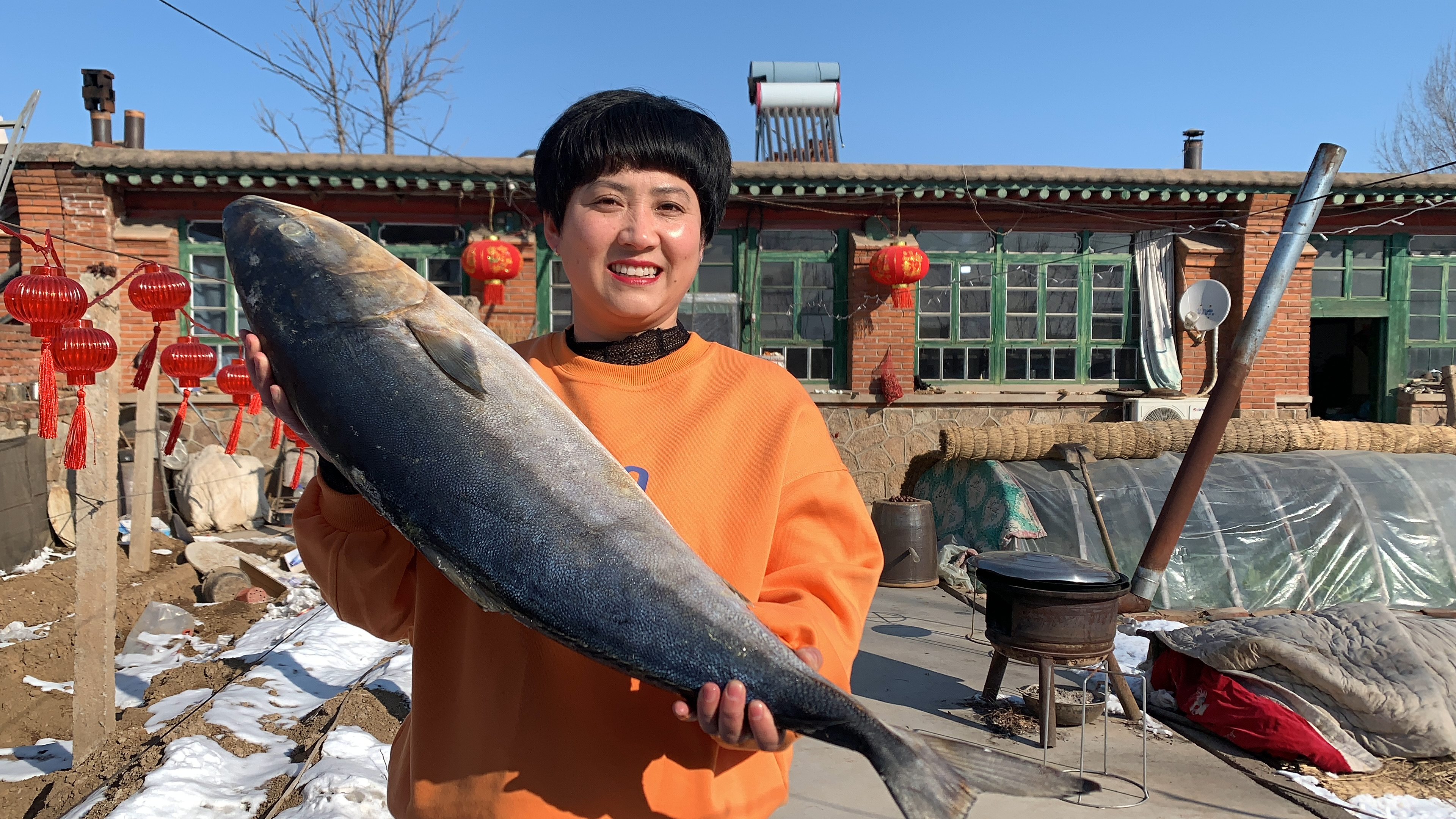 亲戚朋友大聚餐,铁锅炖大鱼,再做几样小菜,聊家常,品美食