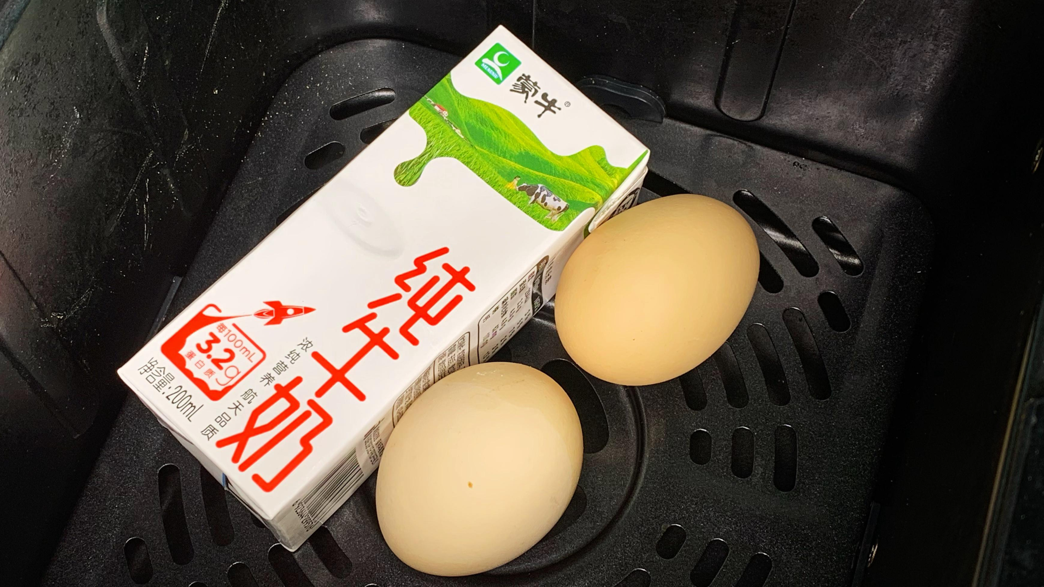 牛奶和鸡蛋扔空气炸锅里,出锅成美味蛋糕,松软香甜,比买的好吃