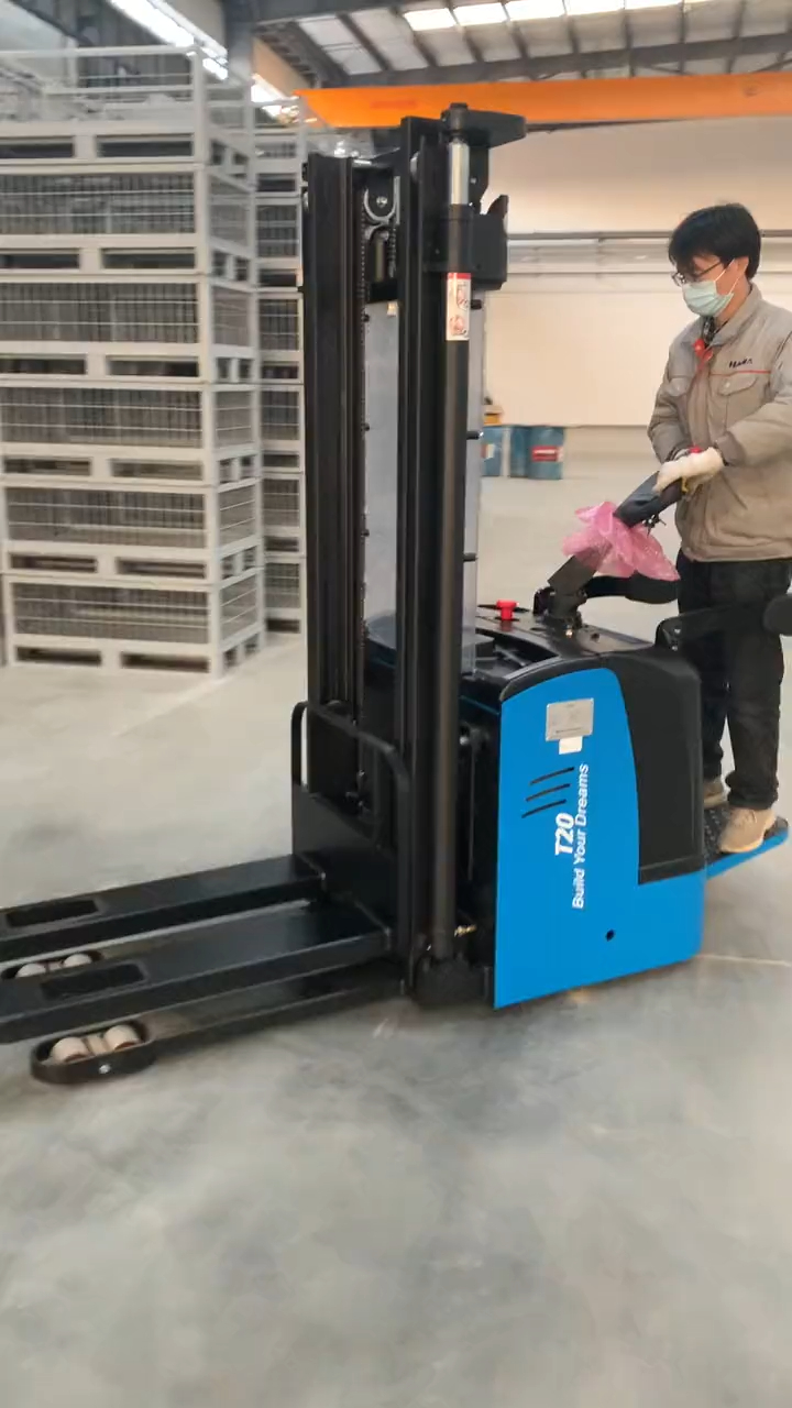 比亚迪2吨托盘电动堆高车操作细腻高性能锂电池一小时充满