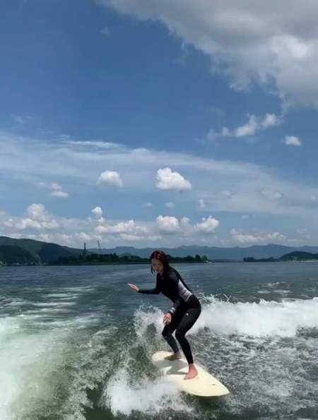 坐标韩国,性感美女海上冲浪,你确定不进来看看-度小视