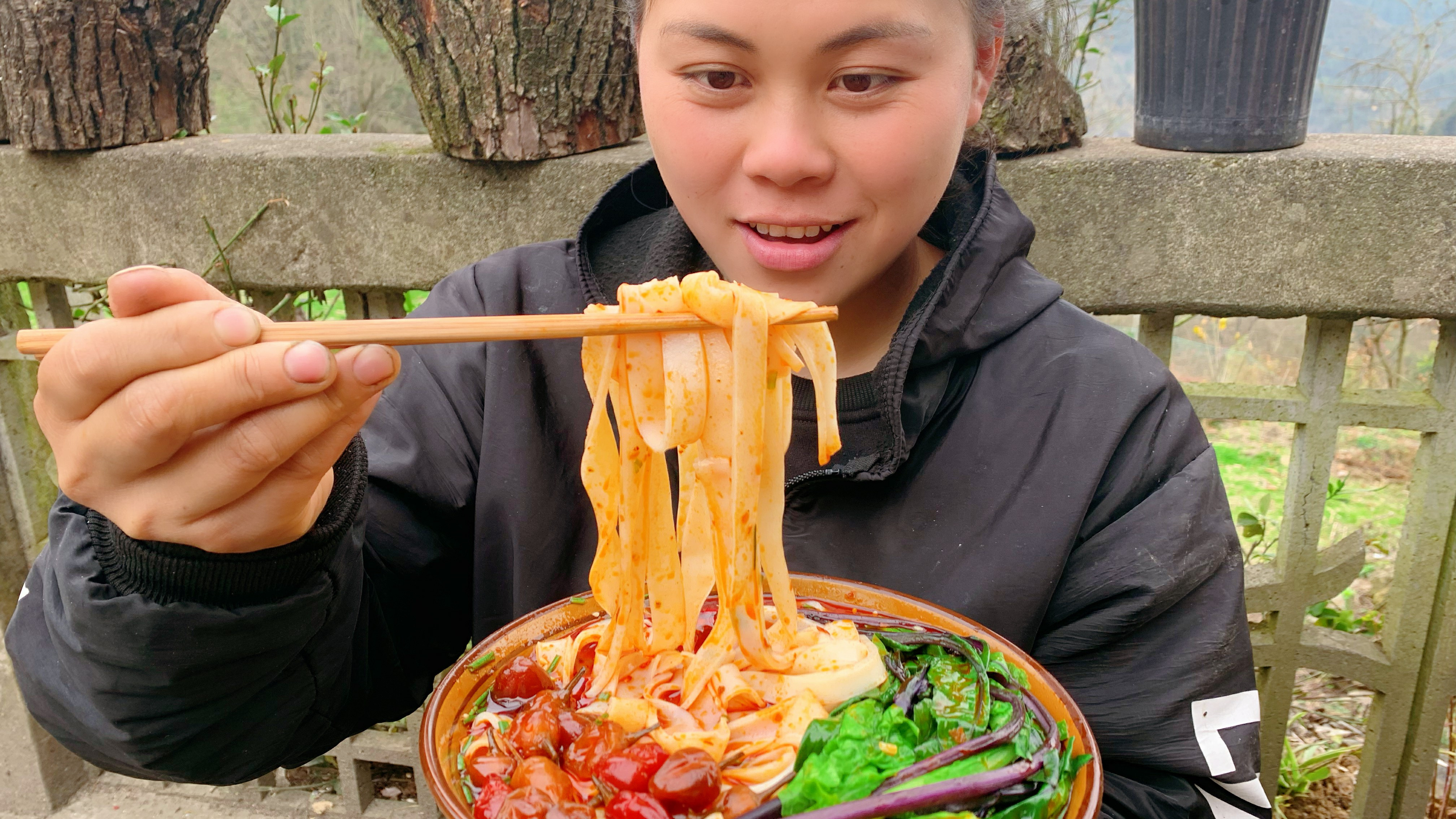 今天做了很多酸萝卜,再煮一大碗米粉,配着十几个超辣泡椒吃过瘾
