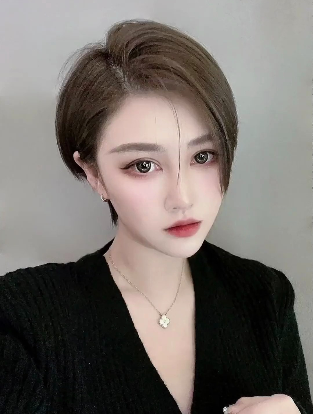 个性不对称短发裁剪教程