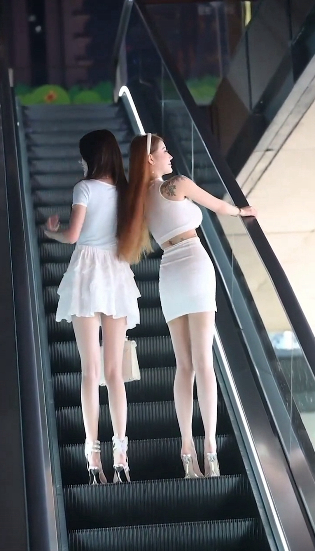 美女 美女街拍 闺蜜 大长腿 看背影你更喜欢哪一个