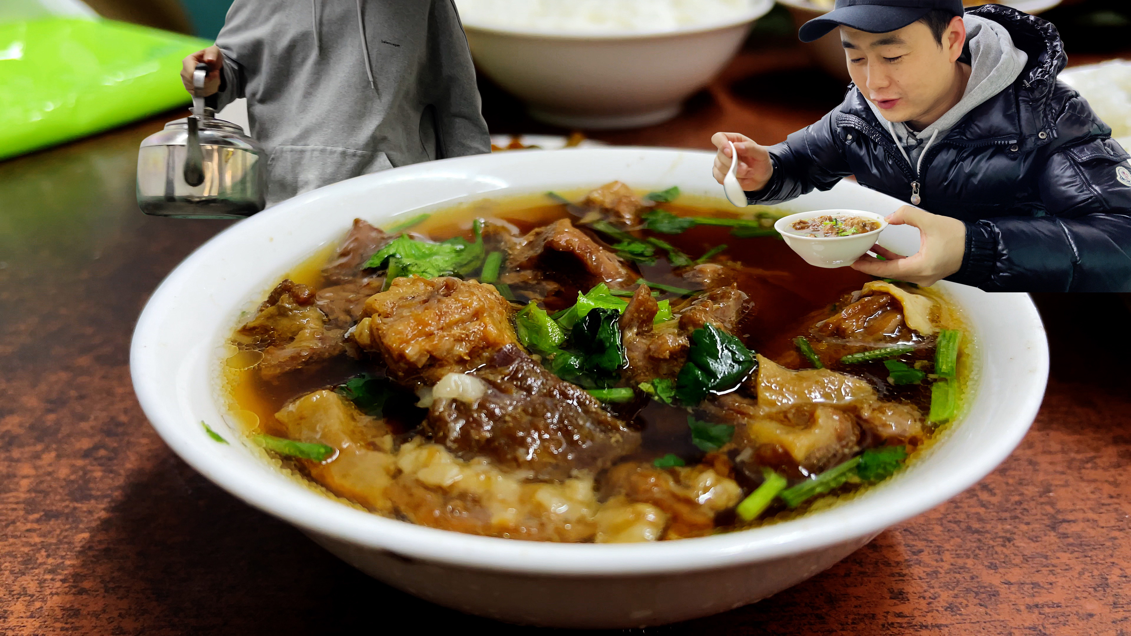 35元一大碗原味牛肉汤,牛肉大块盛一满碗,大茶壶装肉汤随便续碗