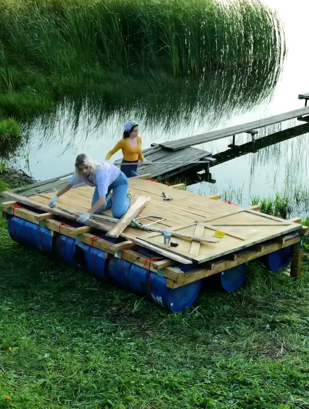 用废旧油桶和木块制作的新式船