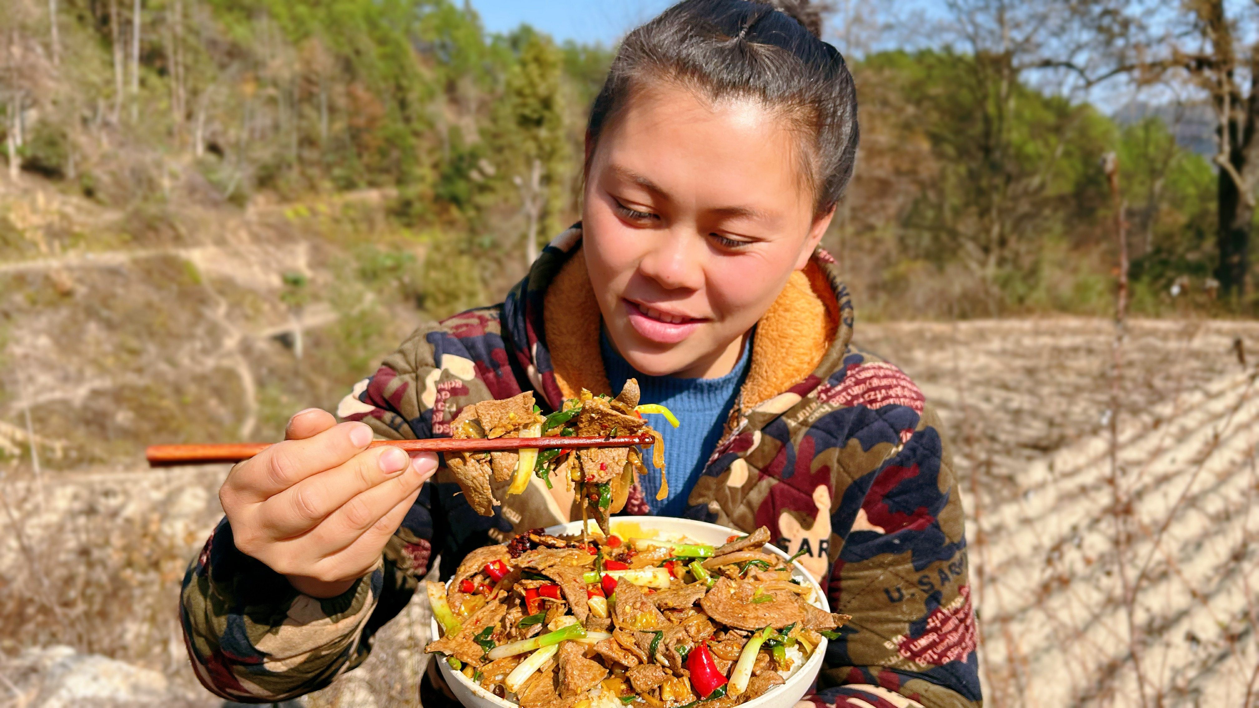 冬天的太阳真暖和，欧妹拿块猪肝炒一锅，加一堆泡椒爆辣太下饭了