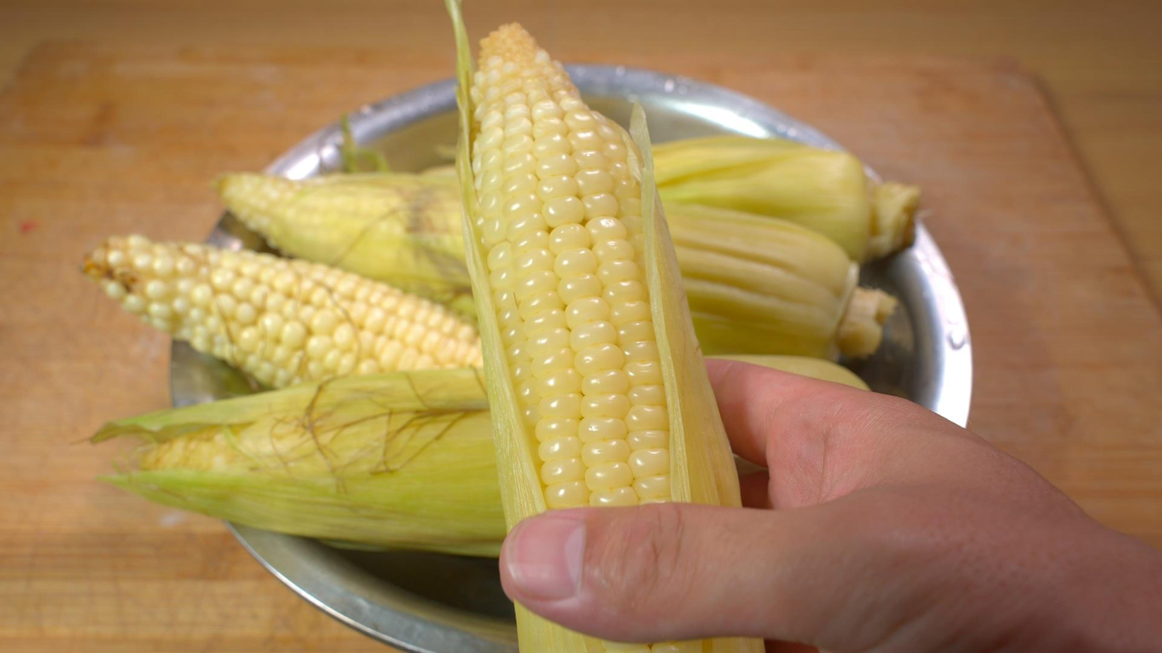 煮玉米时,直接下锅煮就错了,卖玉米大娘教我一招,玉米软糯香甜
