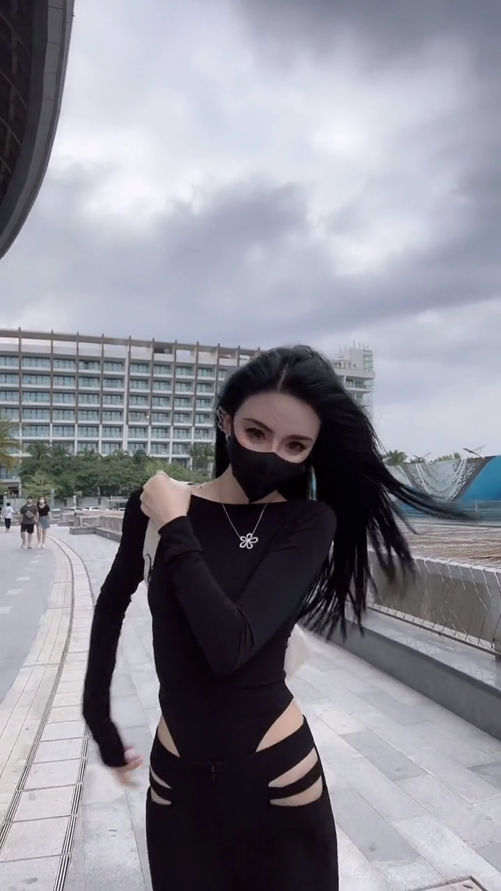 小姐姐可以撒娇可爱,也可以冷漠至极,这才是百变女神!