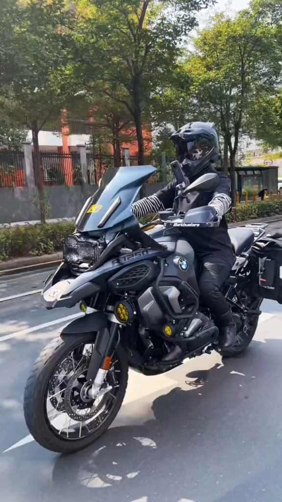 女骑宝马1250adv