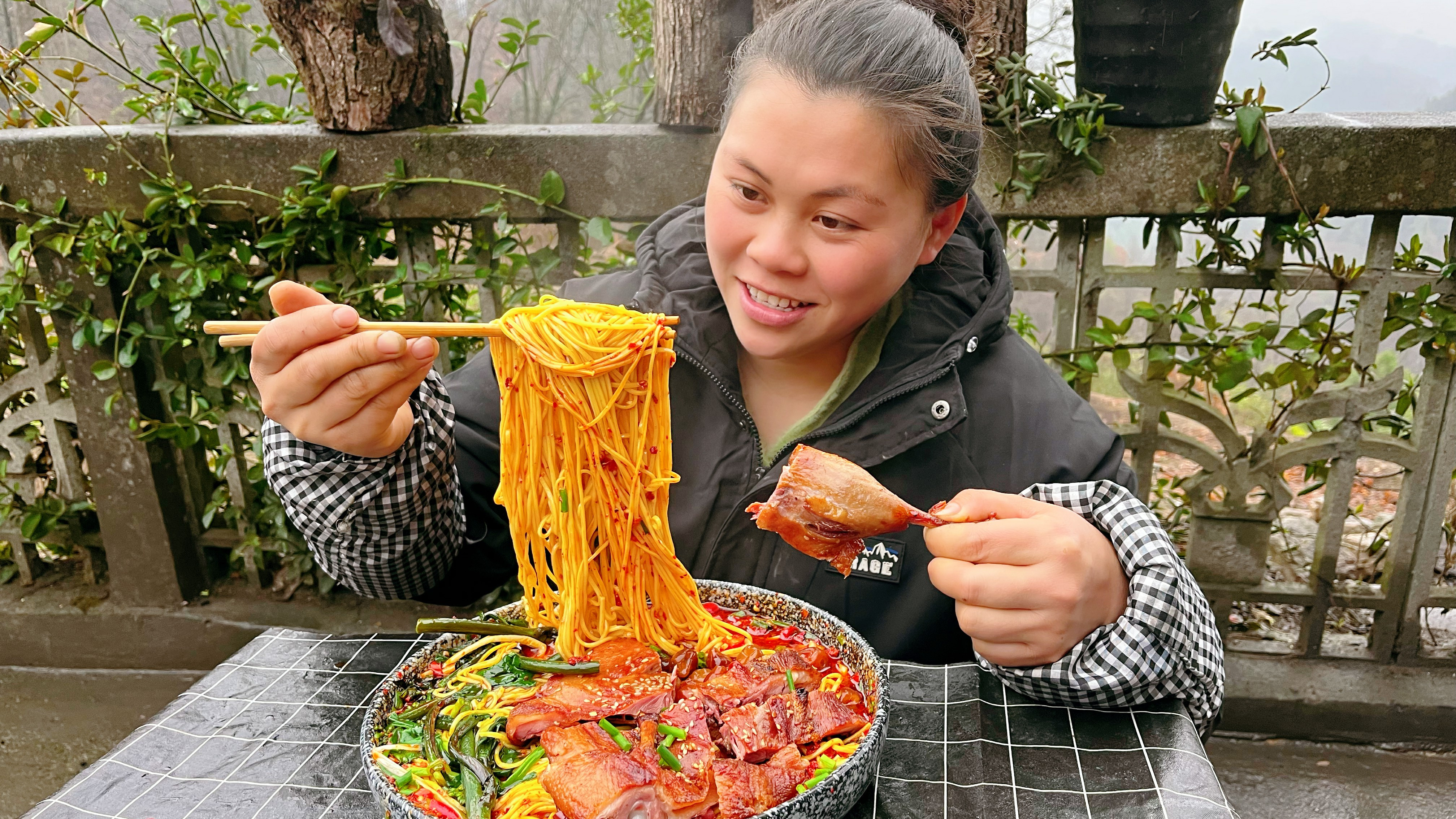 忙完活煮一大碗面,配上烤鸭和泡椒,大口嗦面爆辣过瘾吃得满头汗