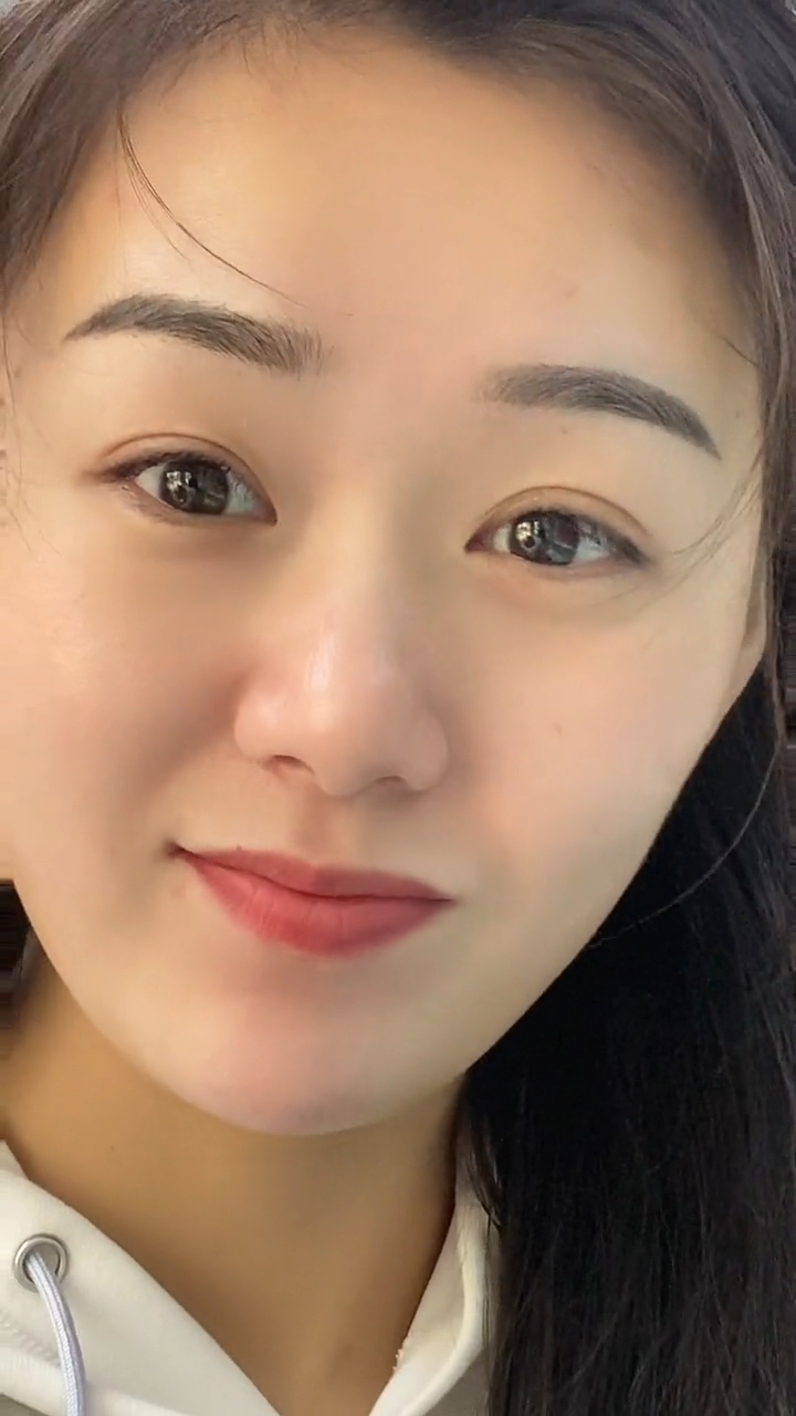 美女比小芳长得漂亮