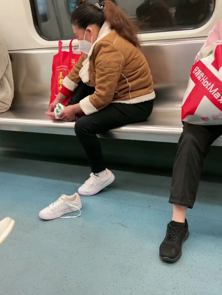 女生地铁挤掉鞋图片