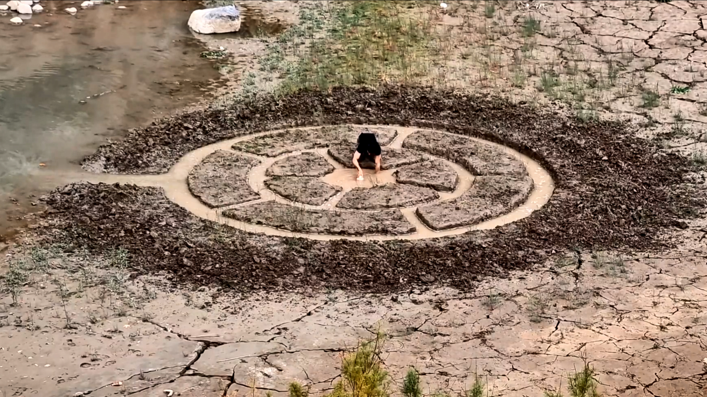 渔民在河边挖出一个捕鱼迷魂阵,每天守株待兔便能收获到不少渔获