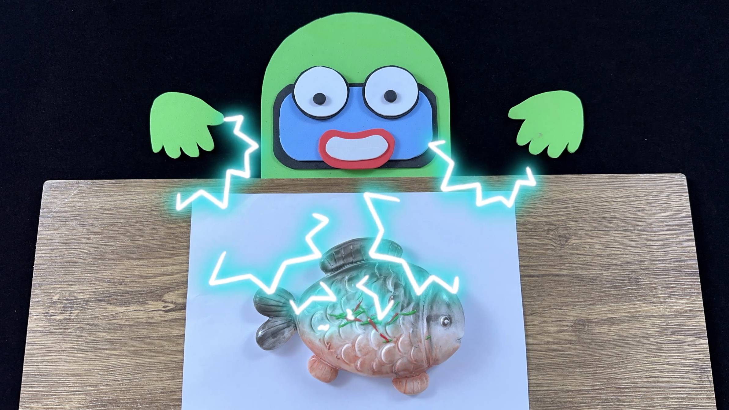 小绿用魔法把纸上画的鱼变成真的了