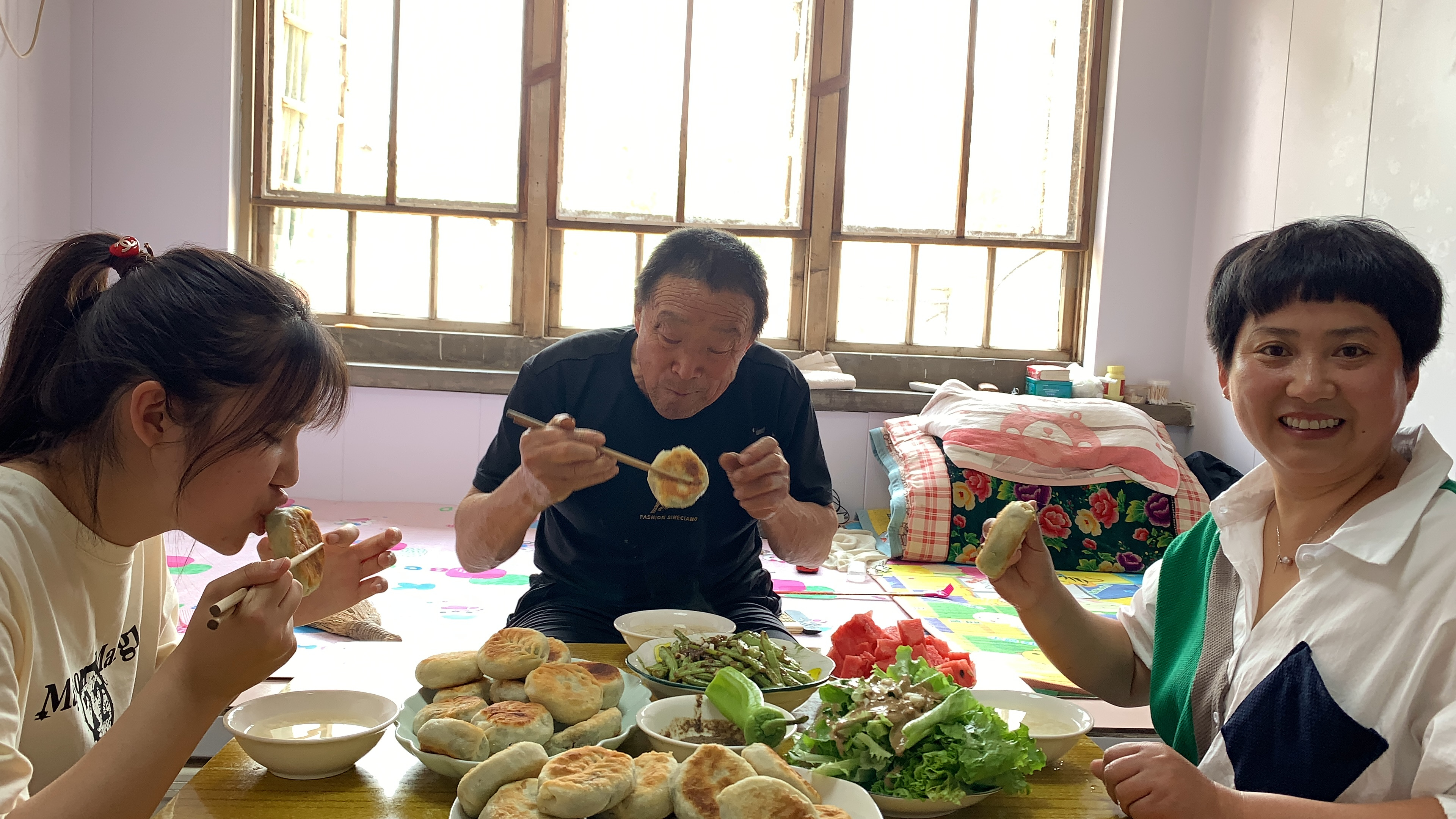 烈日炎炎的夏天,没有胃口,做个简单的农家饭,二舅说比肉好吃