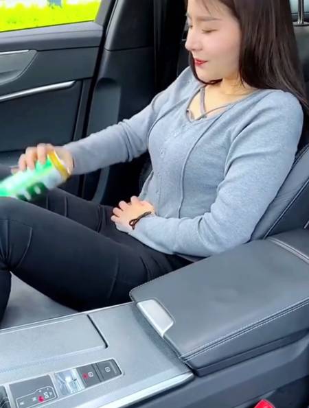 女车主堵车尿急怎么解决这方法简单粗暴知道的人并不多