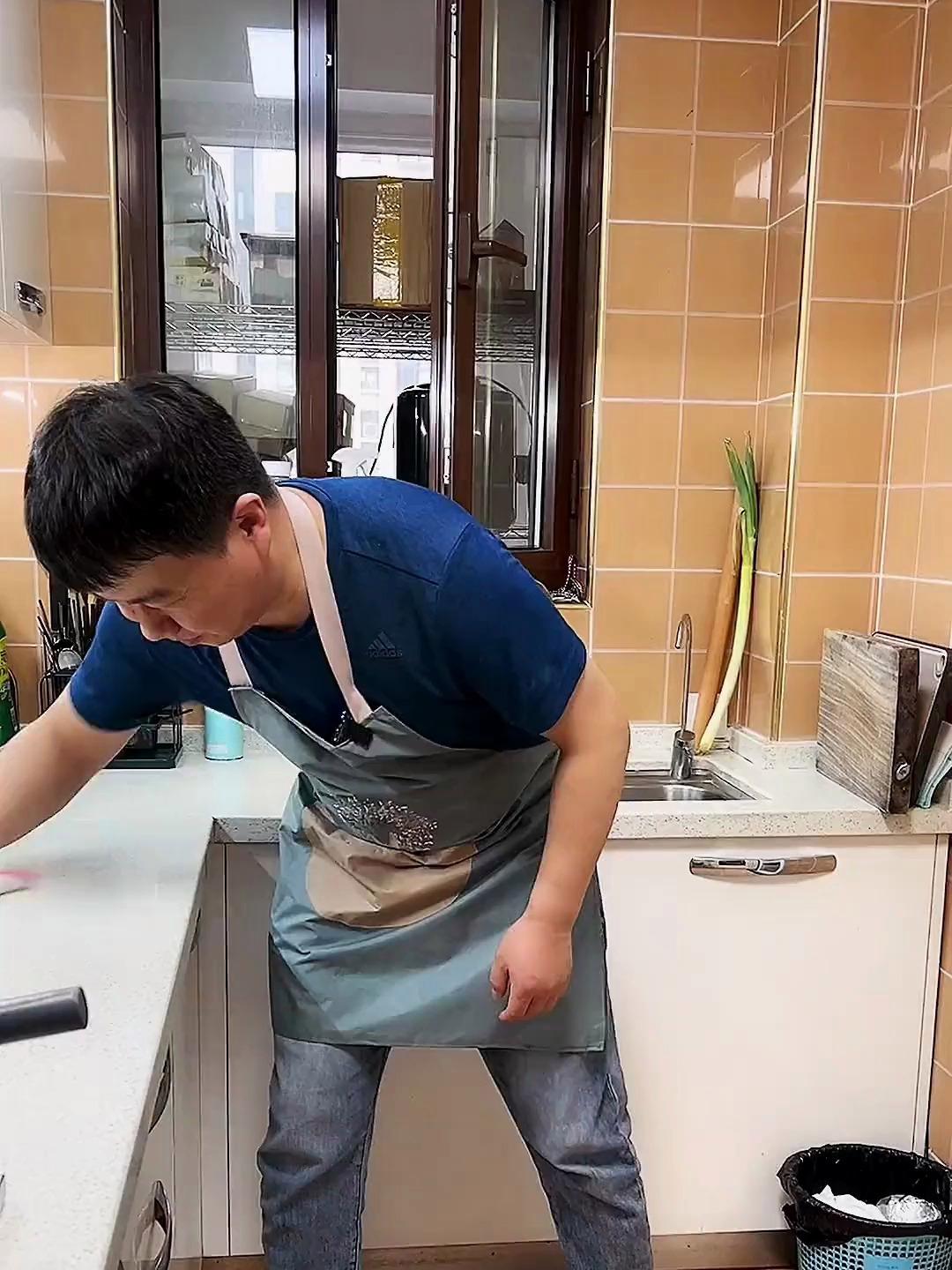 带孩子去看电影,自己做个爆米花带着看电影吃,省又好吃