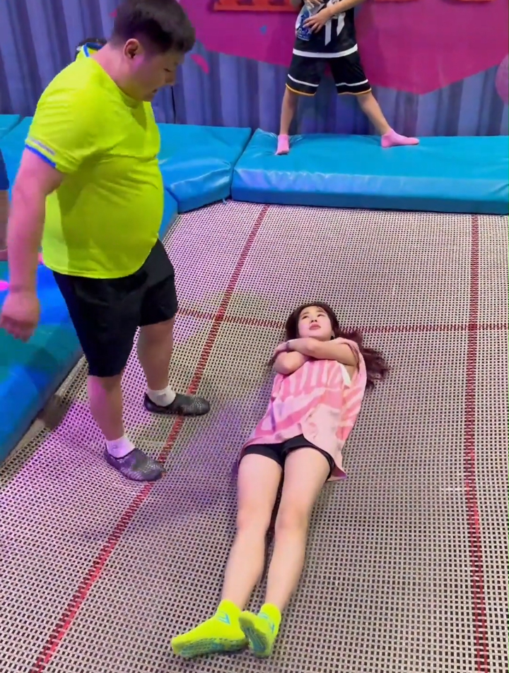 这个蹦床的教练太凶猛了,把人家美女的安全裤,都摔出来了-度小视