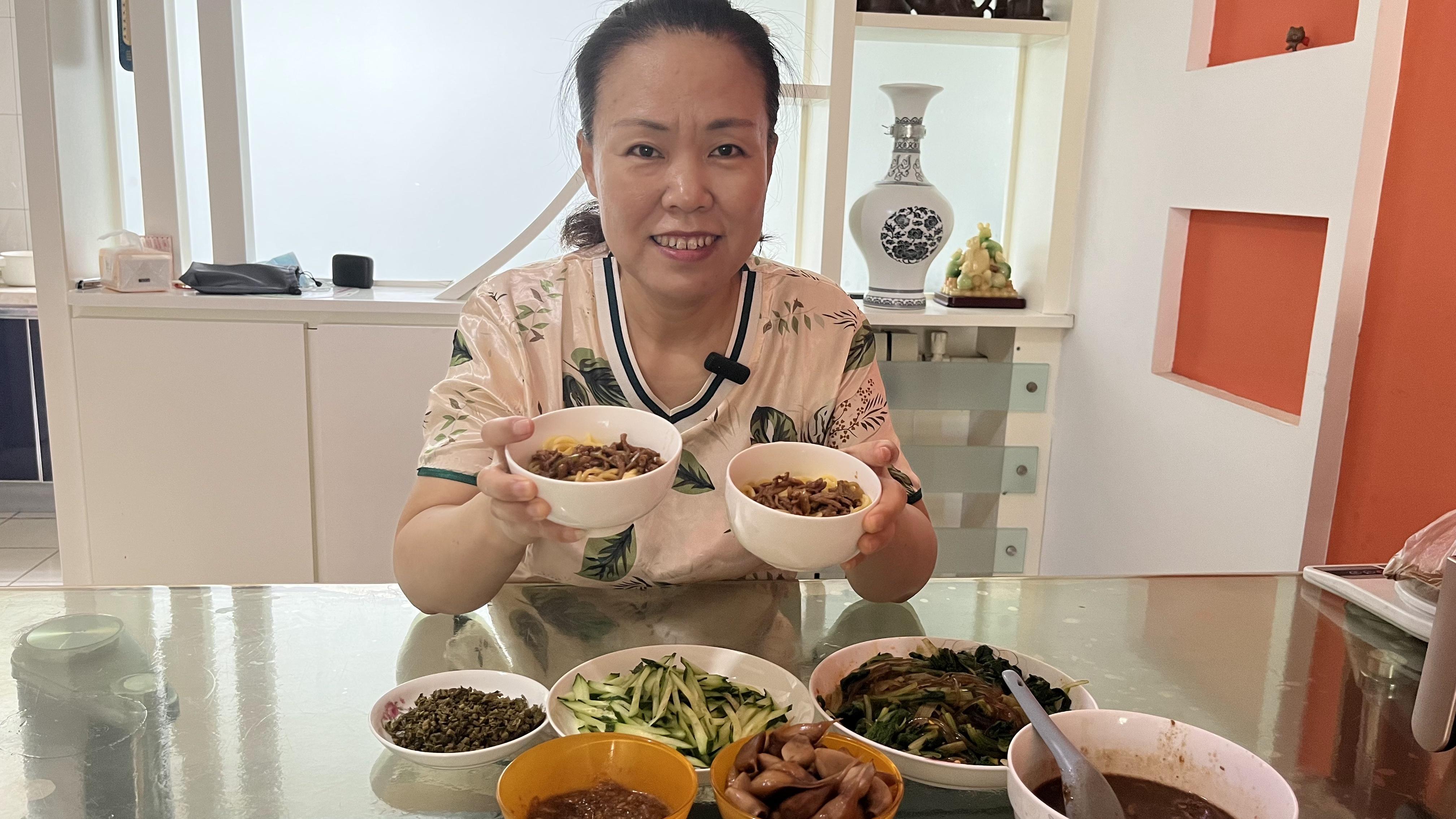 今天做个炸酱玉米面,配着一堆配菜,夏季吃清凉美味