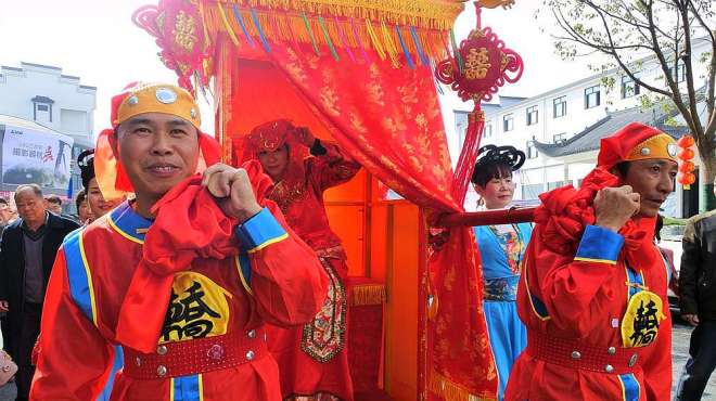 [图]豫剧《抬花轿》，定云悄悄回去，祭拜大佛