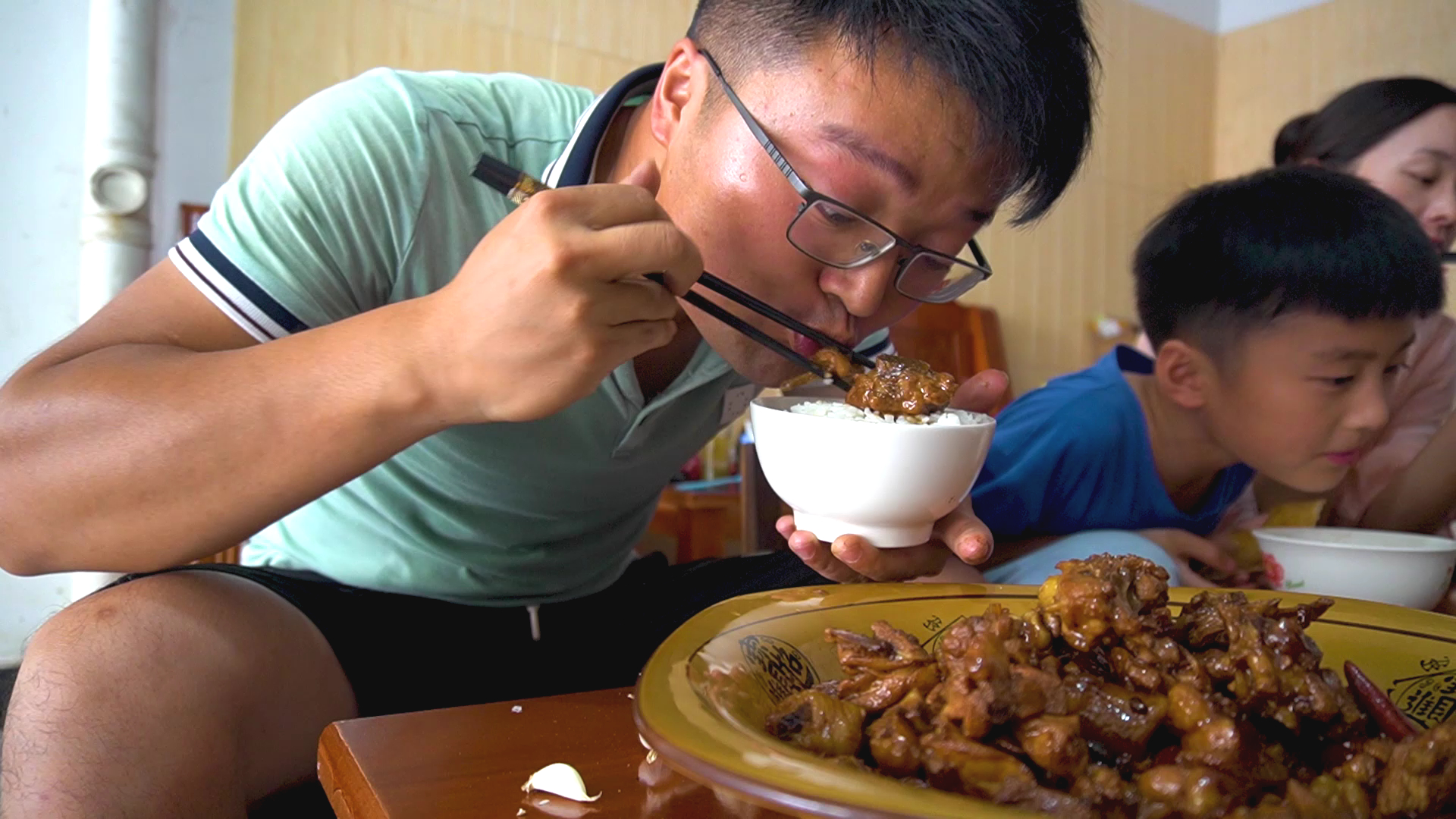 口齿留香柴火地锅鸡,一顿锅巴大餐,家常主食配齐,太香了
