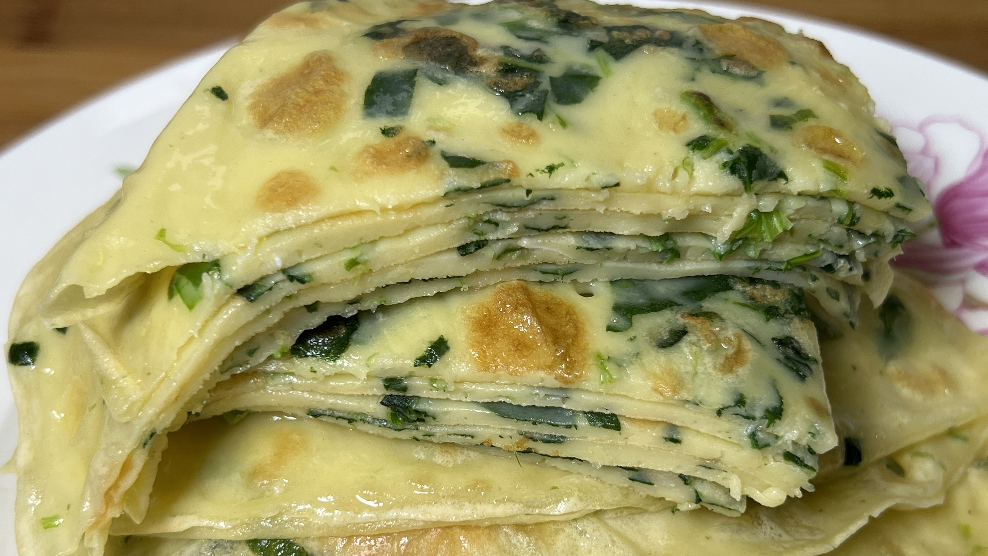 早餐吃什么?摊菠菜鸡蛋饼,咸香口感,带着菠菜的香味,简单营养