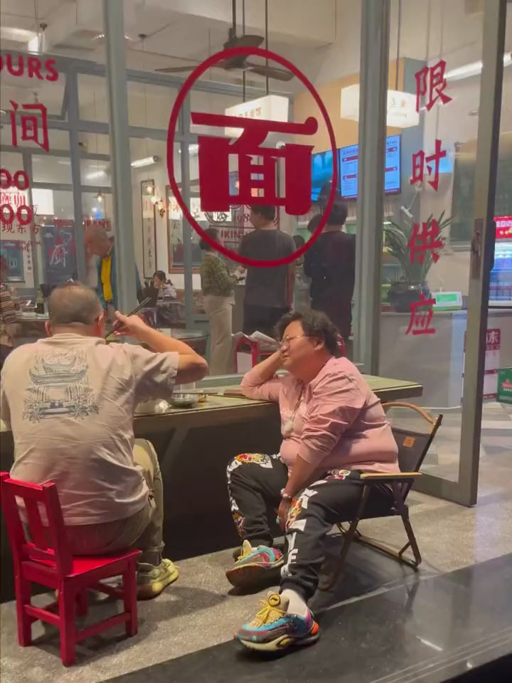 为了半只螃蟹只差没流口水了
