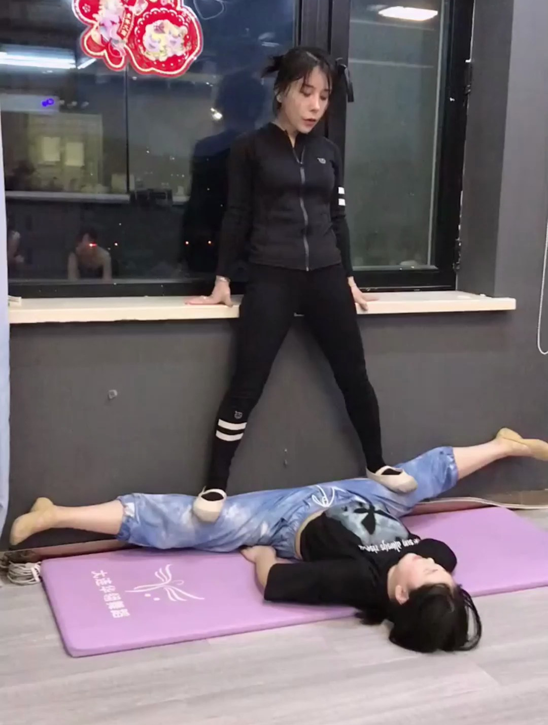 美女为了练舞也是拼了,结果被强制开胯了,这钱花得太悲伤了!