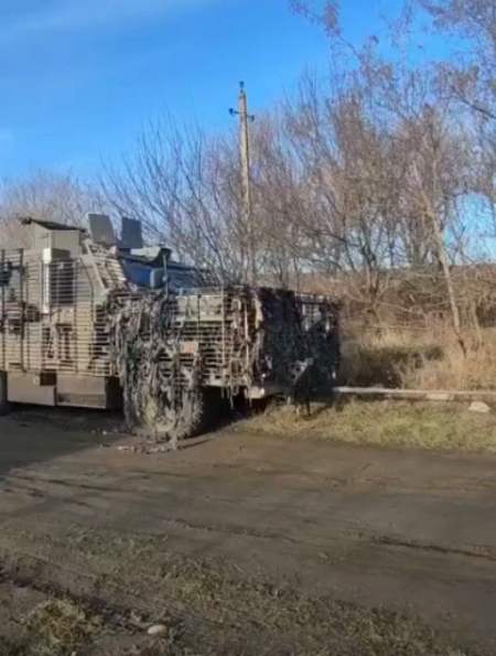 乌克兰使用一辆英国提供的"猎狼犬"装甲车拖拽另一辆同型号车辆-度小