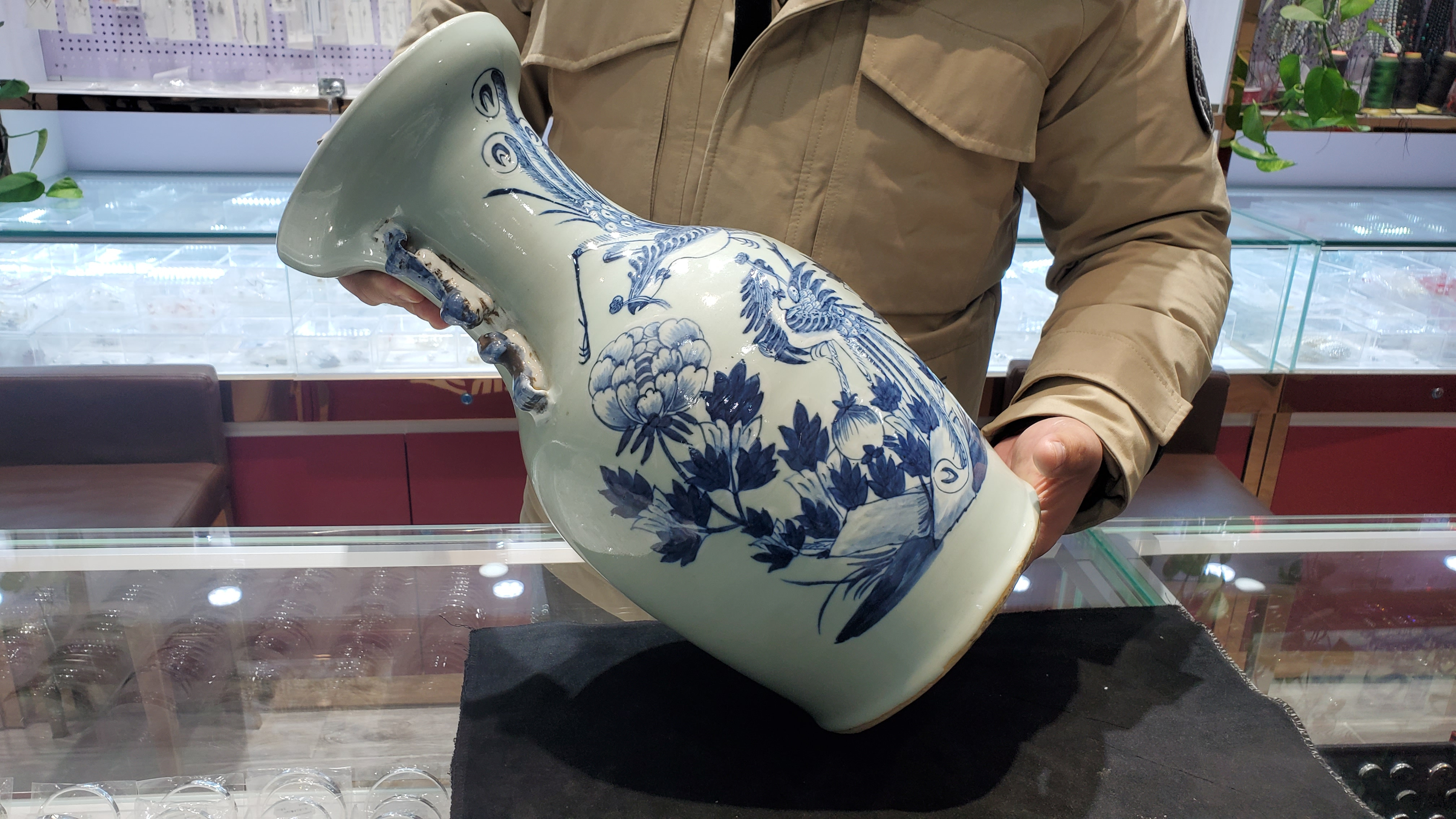 男子抱着传家瓷器来找小闫,说家里还有一个,听听小闫讲瓷器