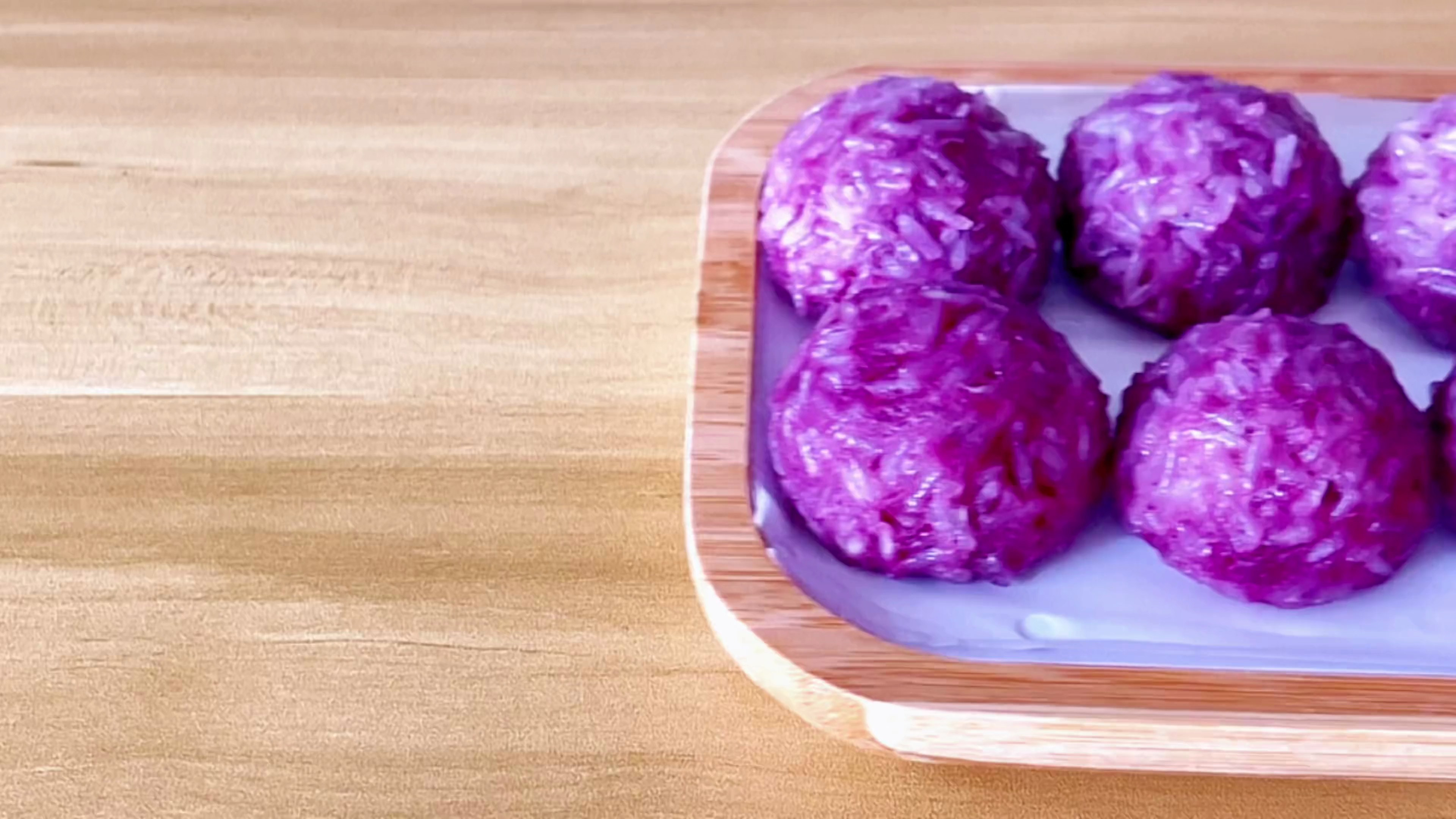 用紫薯做出来的糯米丸子,颜值高软糯香甜,大人孩子都喜欢的美食